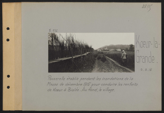 Koeur-la-Grande. Passerelle établie pendant les inondations de la Meuse de décembre 1915 pour conduire les renforts de Koeur à Bislée. Au fond, le village