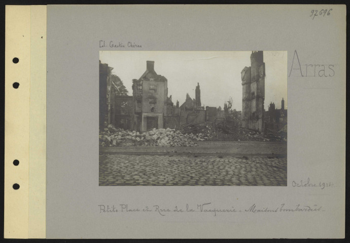 Arras. Petite Place et rue de la Vacquerie. Maisons bombardées