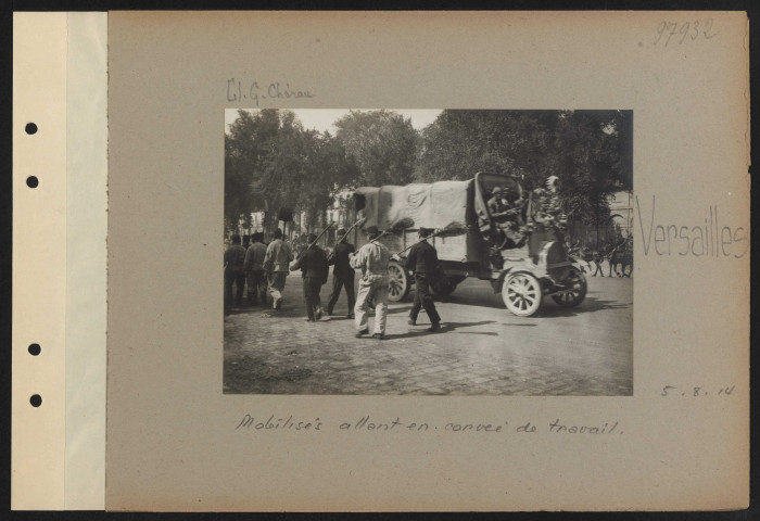 Versailles. Mobilisés allant en corvée de travail