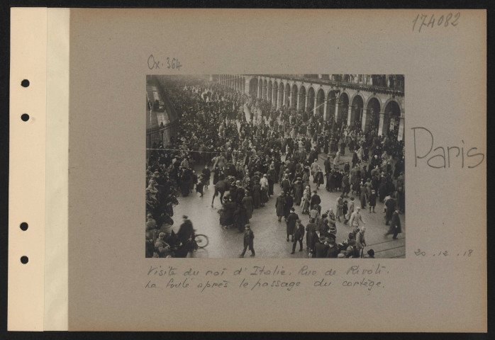 Paris. Visite du roi d'Italie. Rue de Rivoli. La foule après le passage du cortège