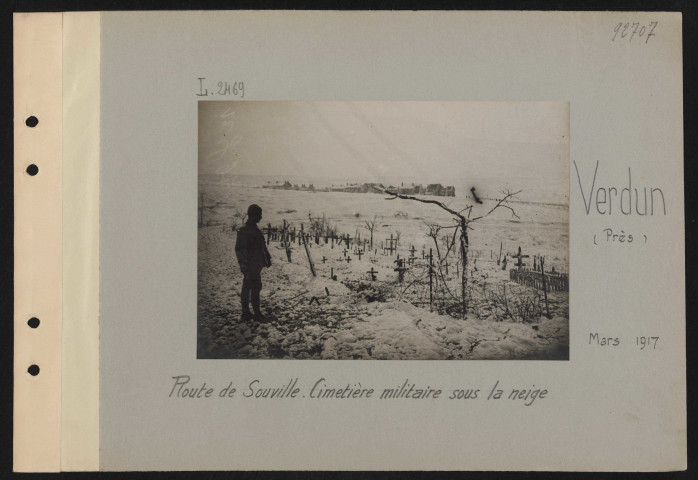 Fort de Vaux. Tourelle de 75 bombardée (nord du fort) ; débris de la calotte du 75 double