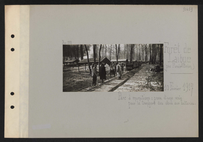 Forêt de Laigue (près Plessis-Brion). Parc à munitions : pose d'une voie pour le transport des obus aux batteries
