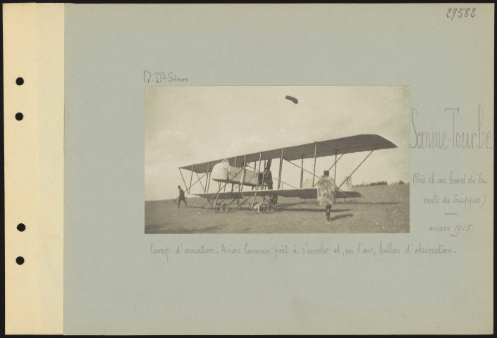 Somme-Tourbe (près et au bord de la route de Suippes). Camp d'aviation. Avion Farman prêt à s'envoler et, en l'air, ballon d'observation