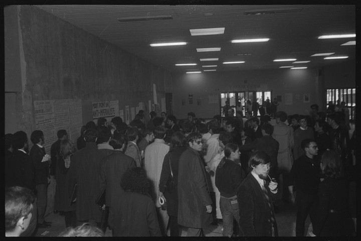 Mai 1968 : discussions entre militants à la faculté de Nanterre