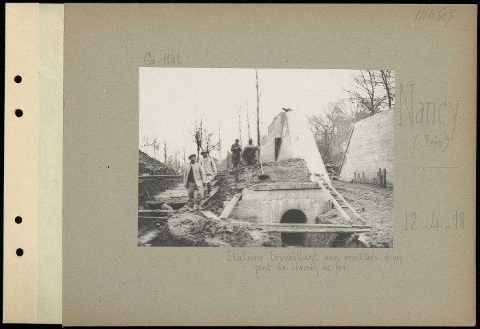 Nancy (près). Italiens travaillant aux remblais d'un pont de chemin de fer