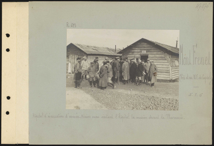 Mont Frenet (près et au nord-est de Cuperly). Hôpital d'évacuation d'armée. Mission russe visitant l'hôpital. La mission devant la pharmacie