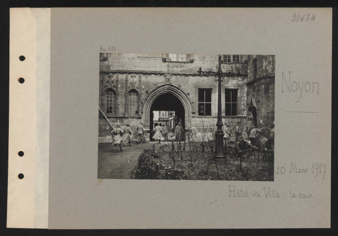 Noyon. Hôtel de ville : la cour