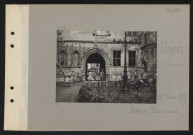 Noyon. Hôtel de ville : la cour