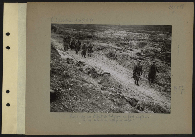 S.l. Visite du roi Albert de Belgique au front anglais. Le roi sort d'un village en ruines