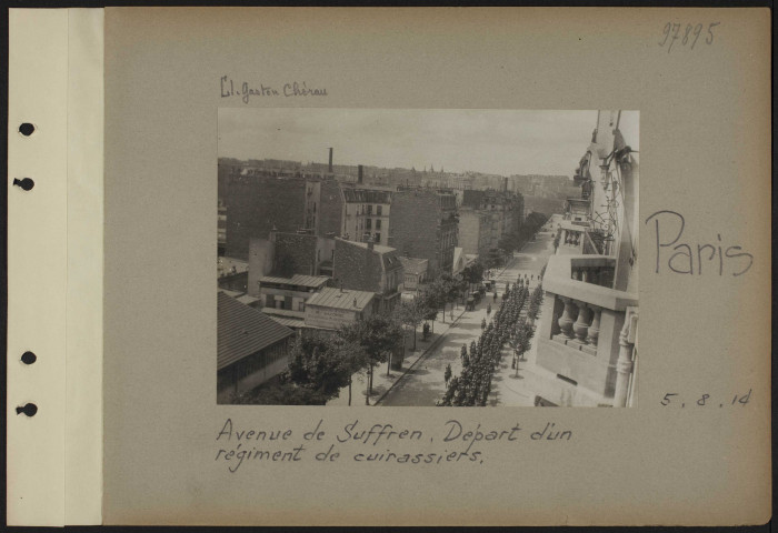 Paris. Avenue de Suffren. Départ d'un régiment de cuirassiers