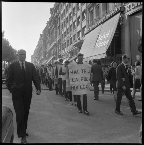 Marche antiatomique aux Champs-Elysées. À l'école