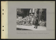 Amiens. Gare Saint-Roch : soldats italiens déblayant les quais