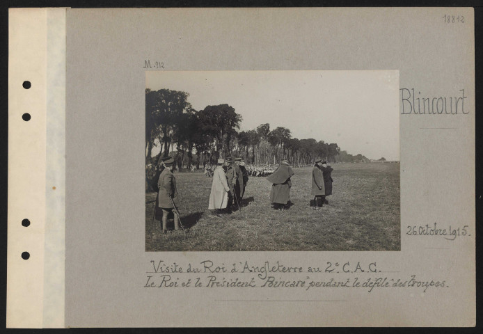 Blincourt. Visite du roi d'Angleterre au deuxième CAC. Le roi et le président Poincaré pendant le défilé des troupes