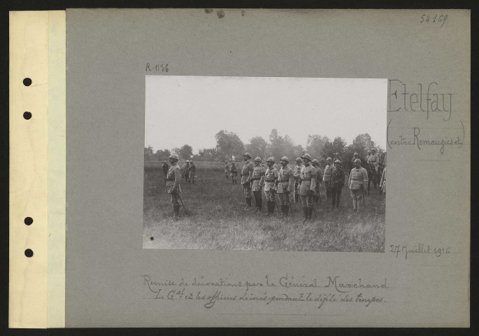 Etelfay (entre Remangies et). Remise de décorations par le général Marchand. Le général et les officiers décorés pendant le défilé des troupes