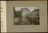 Reims. Rue des Fusiliers. Maisons bombardées et aspect du dénivellement du terrain