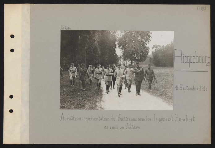 Ricquebourg. Au château : représentation du théâtre aux armées : le général Humbert se rend au théâtre