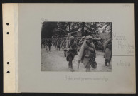 Monchy-Humières (près de). Renforts, amenés par camions, montant en ligne