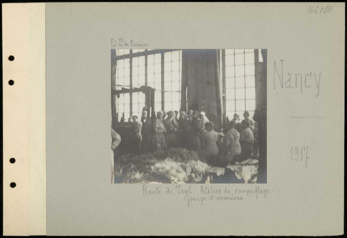 Nancy. Route de Toul. Atelier de camouflage. Groupe d'ouvrières