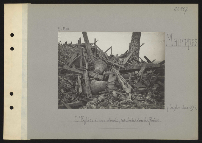 Maurepas. L'église et ses abords ; les cloches dans les ruines