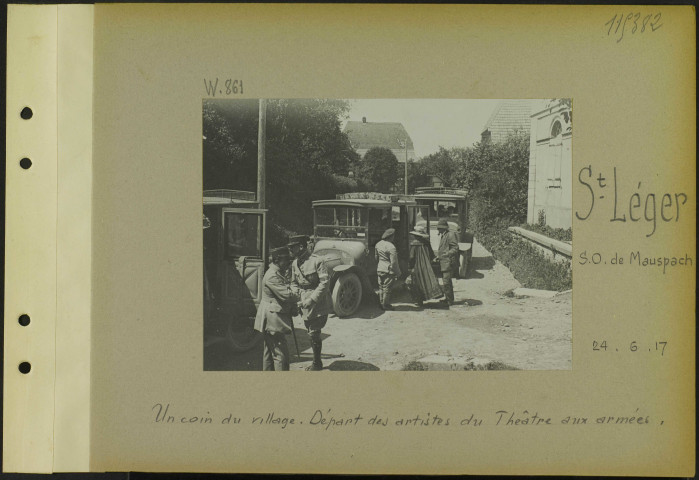 Saint-Léger (Sud-ouest de Mauspach). Un coin du village. Départ des artistes du théâtre aux armées
