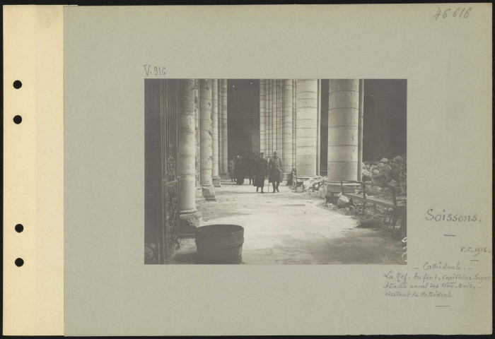 Soissons. Cathédrale. La nef. Au fond, capitaine Saynès. Attaché naval des États-Unis, visitant la cathédrale