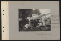 Saint-Pierre-les-Bitry. Fabrique d'optique : soldats au lavoir