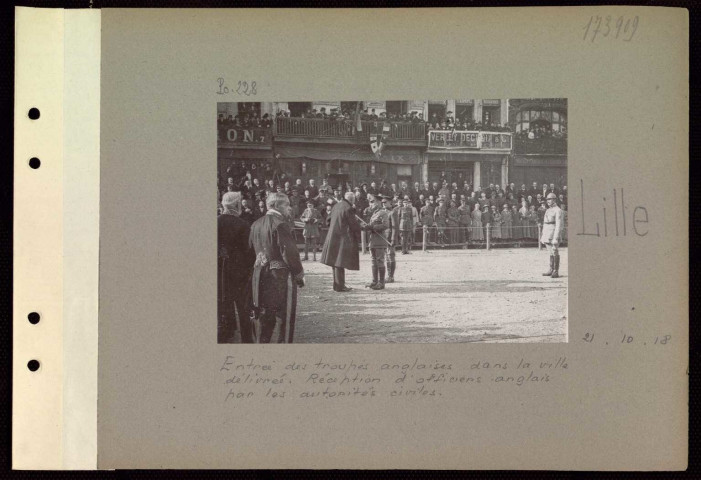 Lille. Entrée des troupes anglaises dans la ville délivrée. Réception d'officiers anglais par les autorités civiles