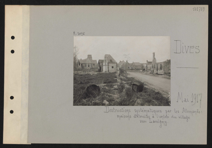 Dives. Destructions systématiques par les Allemands : maisons détruites à l'entrée du village vers Lassigny