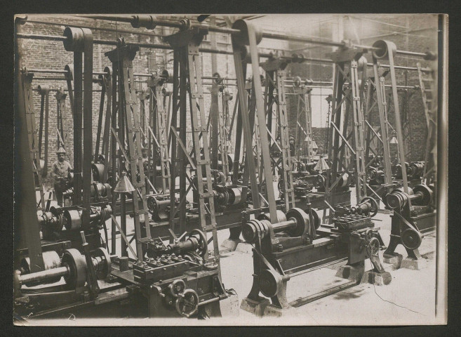 Fabrication d'obus à l'usine Vedovelli-Priestley et Cie à Paris (Seine)