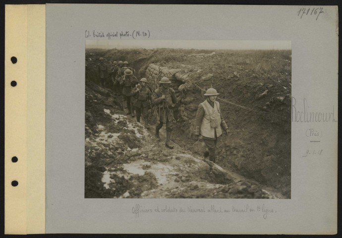 Roclincourt (près). Officiers et soldats du Nearest allant au travail en première ligne