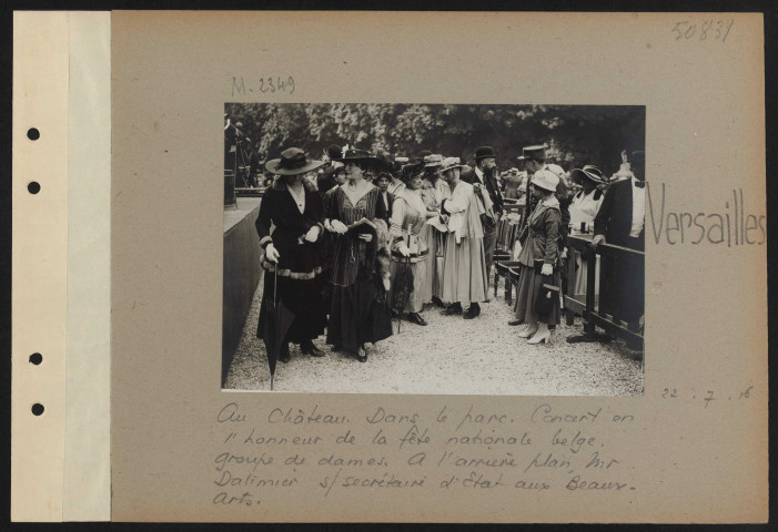 Versailles. Au château. Dans le parc. Concert en l'honneur de la fête nationale belge. Groupe de dames. À l'arrière plan, M. Dalimier sous-secrétaire d'État aux Beaux-arts