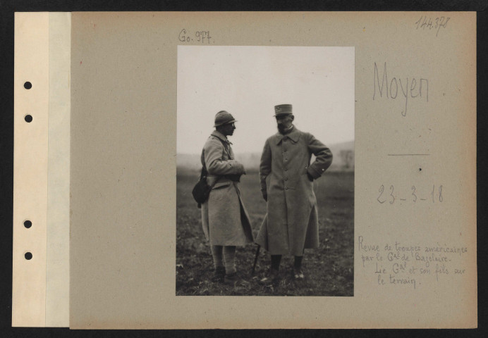 Moyen. Revue de troupes américaines par le général de Bazelaire. Le général et son fils sur le terrain