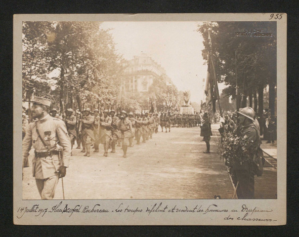 Place Denfert-Rochereau. Les troupes défilent et rendent les honneurs au drapeau des chasseurs