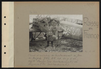 Roissy-en-France. Camp d'aviation de bombardement de jour. Deuxième brigade GB3, BR 107. De gauche à droite, adjudants Vançon (70 bombardements) et Suzanne (80 bombardements)
