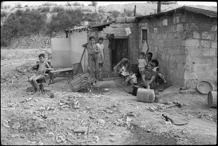 Photographie d'une famille dans un bidonville