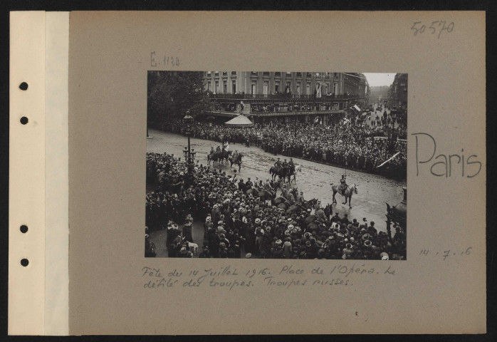 Paris. Fête du 14 juillet 1916. Place de l'Opéra. Le défilé des troupes. Troupes russes