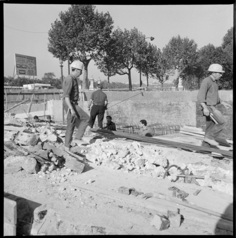 Travaux à la place de la Concorde. « Affiches scandaleuses » (film : Les Harems nazis)