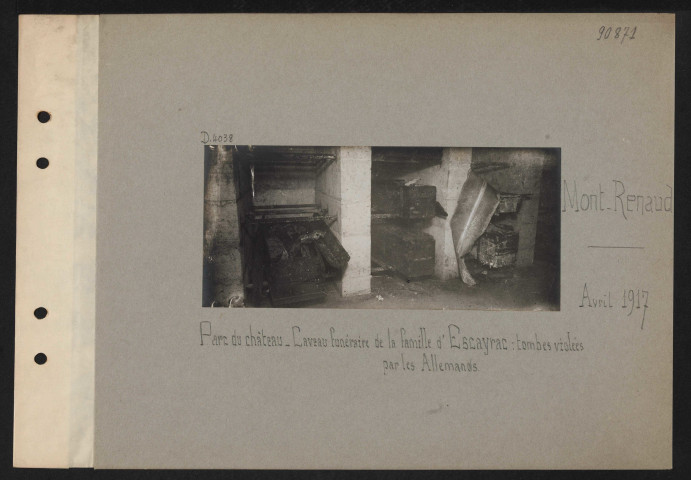 Le Mont-Renaud. Parc du château. Caveau de la famille d'Escayrac : tombes violées par les Allemands