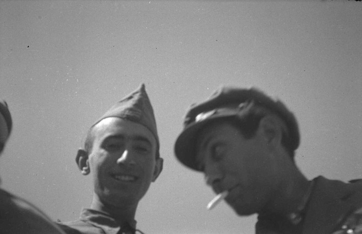 Gabriel Ersler (à gauche) et Torunczyk, Chef d'Etat Major de la XIIIe brigade (avec cigarette)