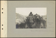 Massiges (devant). Officiers l'artillerie réglant le tir sur la Main de Massiges