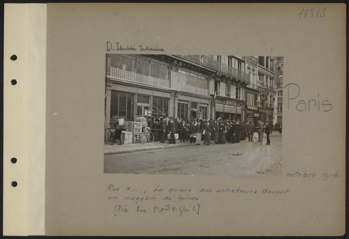 Paris. A Montmartre. Rue X. Enfants devant un fort construit par eux