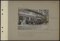 Paris. A Montmartre. Rue X. Enfants devant un fort construit par eux
