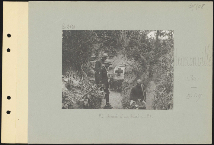 Hermonville (près). Poste de secours. Arrivée d'un blessé au poste de secours