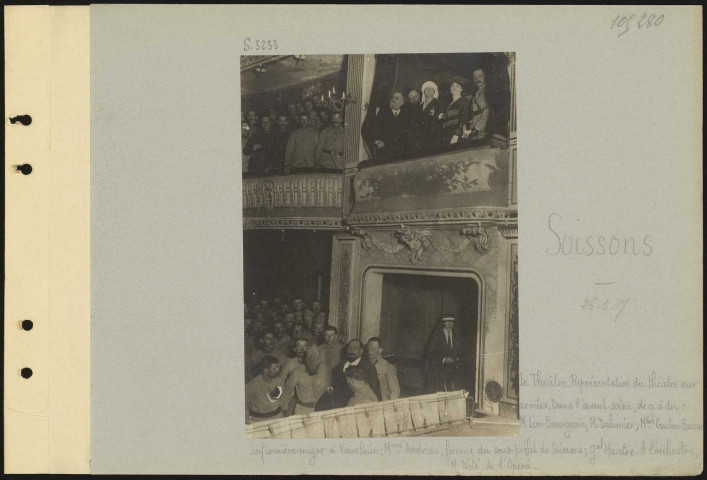 Soissons. Le théâtre. Représentation du théâtre aux armées. Dans l'avant-scène, de gauche à droite : monsieur Léon Bourgeois ; monsieur Dalimier ; Mme Canton-Baccara, infirmière-major à Vauxbuin : Mme Andrieux, femme du sous-préfet de Soissons ; général Maistre. À l'orchestre, monsieur Noté de l'Opéra