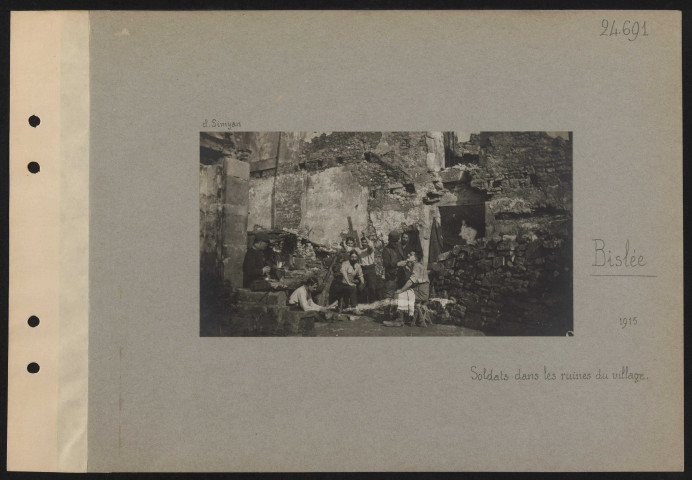 Bislée. Soldats dans les ruines du village
