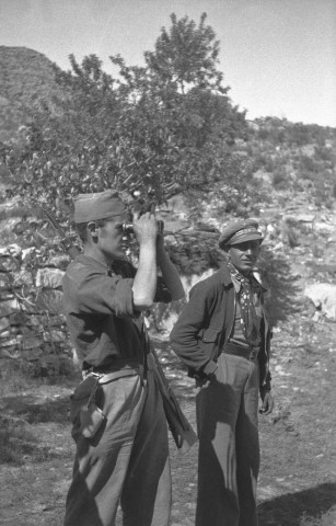 Deux Espagnols de la XIIIe brigade, observant l'Ebre et le terrain franquiste de l'autre côté