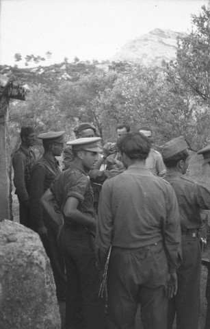 Réunion quelques jours avant l'offensive de l'Ebre : André Marty (avec un ), Luigi Longo dit Gallo ( au centre de face gauche), Merino, commissaire politique espagnol de la XIIIe Brigade (à côté de Gallo, à gauche)