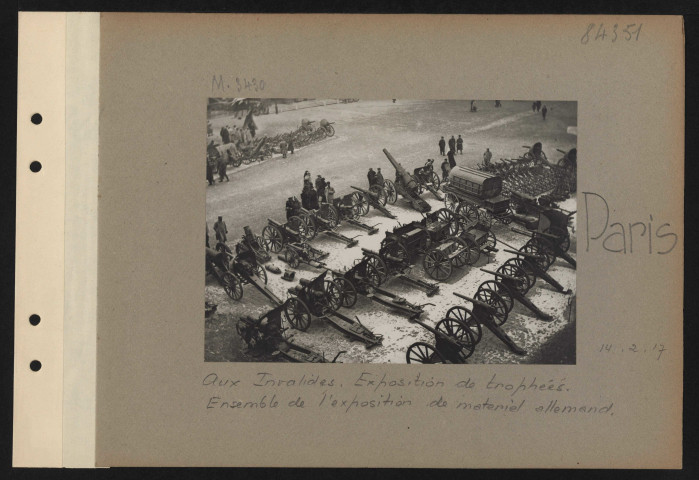 Paris. Aux Invalides. Exposition de trophées. Ensemble de l'exposition de matériel allemand