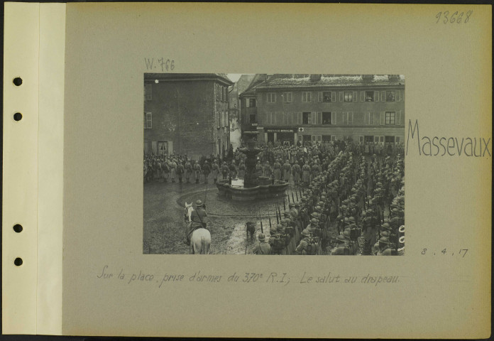 Massevaux. Sur la place, la musique du 370e régiment d'infanterie ; le salut au drapeau