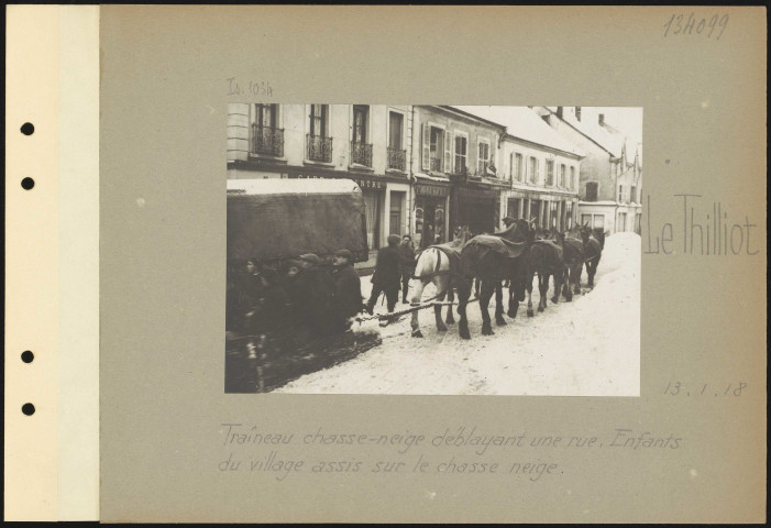 Le Thillot. Traîneau chasse-neige déblayant une rue. Enfants du village assis sur la chasse-neige